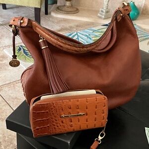 BRAHMIN HOBO STYLE PURSE WITH WALLET.